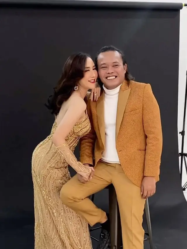 Pakai Busana Penganting, Ini 6 Potret Sule dan Ucie Sucita yang Jadi Sorotan