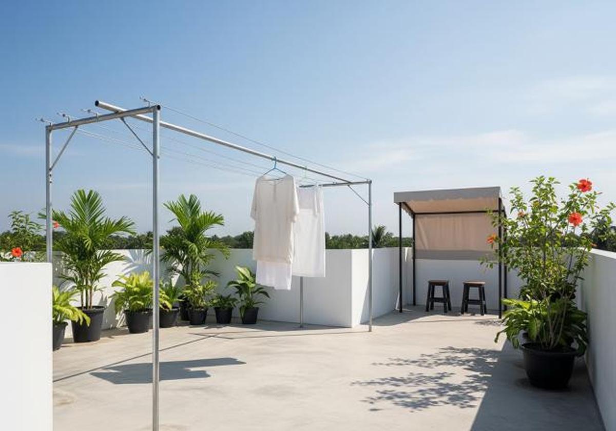 Rooftop Terbuka Minimalis dengan Jemuran Sederhana/Desain Rumah Sederhana di Desa Tapi Punya Rooftop Buat Jemur dan Santai Sore (Sumber: gemini.com)