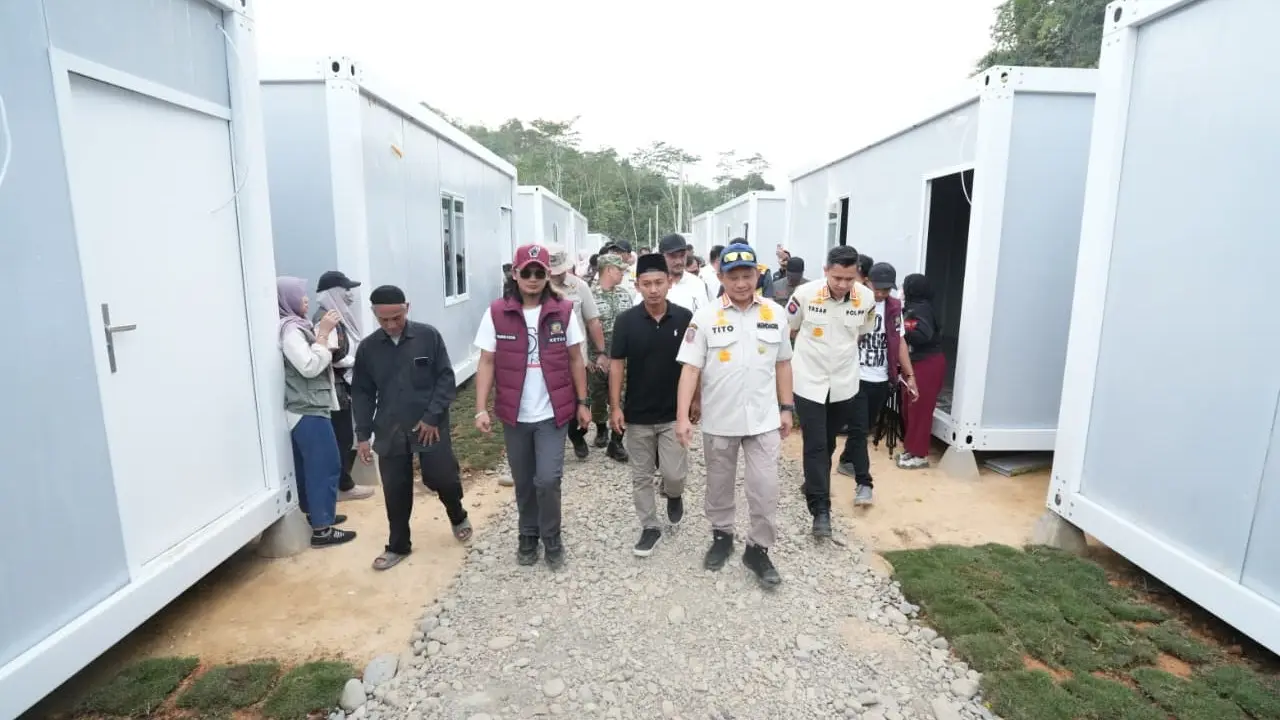 Ketua Satuan Tugas Percepatan Rehabilitasi dan Rekonstruksi (Satgas PRR) Pascabencana Sumatera Muhammad Tito Karnavian meninjau hunian sementara (huntara) di Desa Lubuk Sidup, Aceh Tamiang.