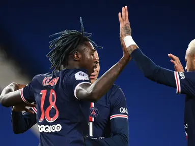 Trio striker Paris Saint-Germain, Moise Kean (kiri), Kylian Mbappe (tengah) dan Neymar, merayakan gol kedua yang dicetak Moise Kean dalam laga lanjutan Liga Prancis 2020/21 melawan Bordeaux di Parc de Princes Stadium, Sabtu (28/11/2020). PSG dan Bordeaux bermain imbang 2-2. (AFP/Franck Fife).
