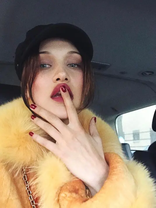 Gaya konyolnya Bella Hadid saja masih cantik ya, girls! Seperti kebanyakan cewek, Bella juga bisa iseng begini, kok! (instagram/bellahadid)