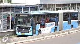 Bus Transjakarta melintas di Jalan Ir H Juanda, Jakarta, Sabtu (19/11). Jam operasional bus Transjakarta diperpanjang hingga pukul 23.00 untuk penuhi kebutuhan aktivitas masyarakat di malam hari. (Liptan6.com/Yoppy Renato)