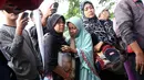 Anak dan istri Yanni Libels tampak tak kuasa menahan tangis saat acara pemakaman pria bernama asli Yanni Rusiana Djunaedi tersebut di TPU Tanah Kusir, Jakarta, Kamis (26/3/2015). (Liputan6.com/Panji Diksana)  