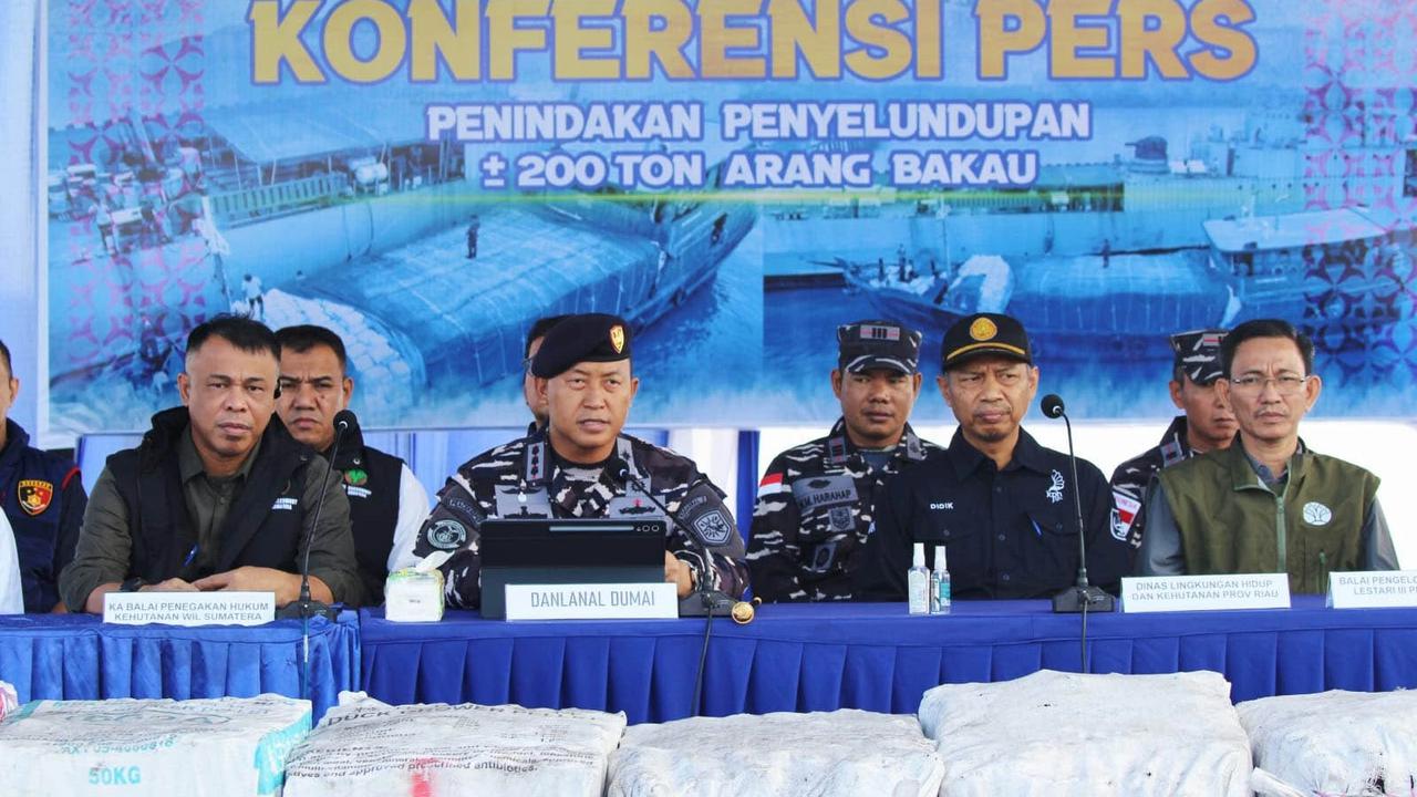 FOTO: TNI AL Gagalkan Penyelundupan 200 Ton Arang Bakau di Perairan Meranti