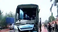 Seorang pekerja tewas dan belasan tentara terluka akibat kecelakaan bus vs truk TNI. 