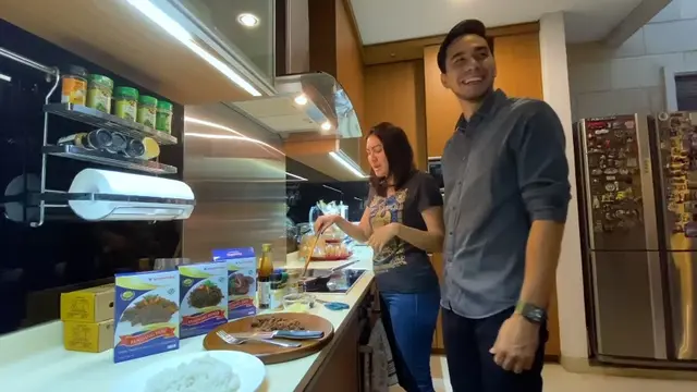 7 Potret Pasangan Artis Masak Bersama Ini Kompak dan Romantis