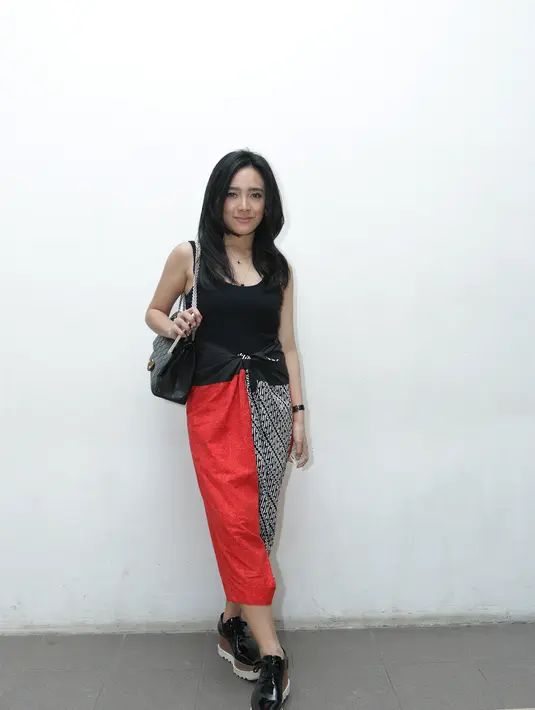 Dea ketika ditemui di primier film 'Surat Cinta Untuk Kartini' di kawasan Kuningan, Jakarta Selatan, Senin,(8/4/2016) bahwa perjuangan Kartini banyak menginspirasi perempuan Indonesia. (Andy Masela/Bintang.com)