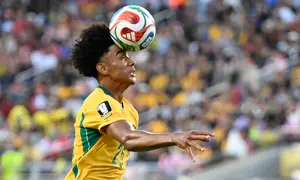 Pemain Australia, Lucas Herrington, menyundul bola dalam pertandingan Grup D Piala Dunia 2026 melawan Paraguay di Santa Clara, California, dekat San Francisco, Kamis (25/6/2026). (AP Photo/Eakin Howard)