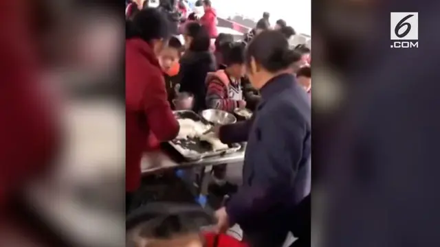 VIDEO: Dua Wanita Kepergok Ambil Makanan Murid SD