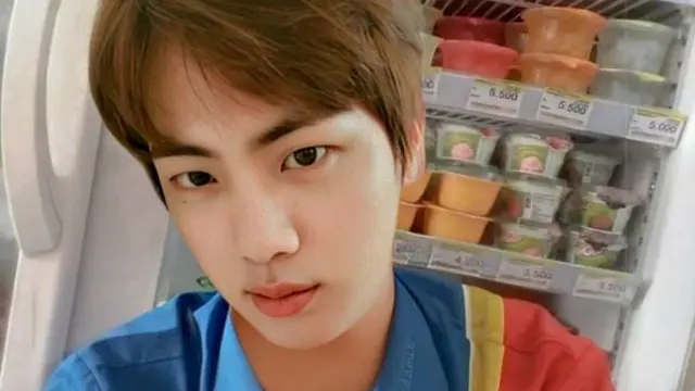 6 Editan Foto Personel BTS Jadi Pelayan, Bikin Pembeli Rela Antre