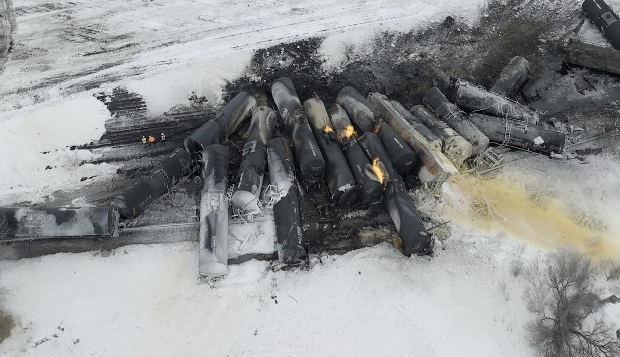 Sebuah kereta BNSF yang membawa etanol dan sirup jagung tergelincir dan terbakar di Raymond, Minn., Kamis, 30 Maret 2023. (Mark Vancleave /Star Tribune via AP)
