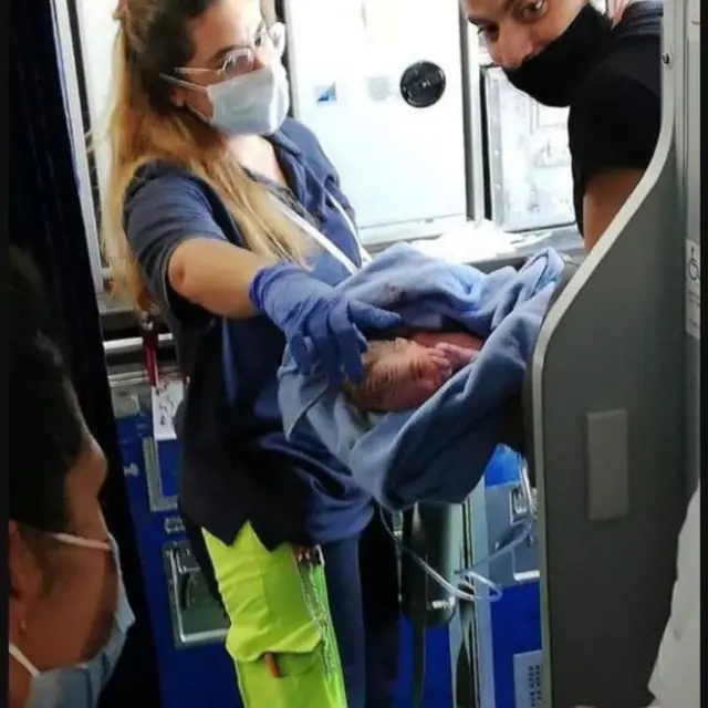 Bayi Lahir di Pesawat Dapat Tiket Terbang Gratis Seumur Hidup
