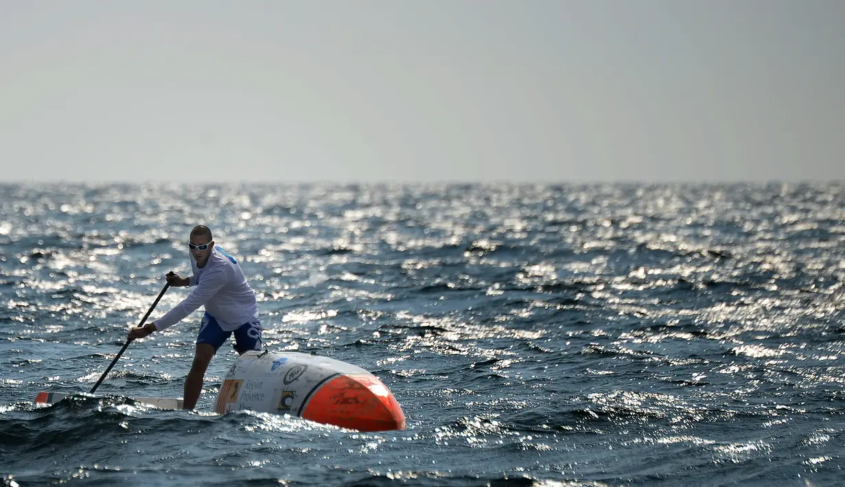 Nicolas bersemangat mendayung papan selancar saat berlatih di perairan lepas Martigues, Perancis, Selasa (15/3). Dengan menggunakan papan selancar dayung yang sudah dimodifikasi Jarossay akan menyeberangi Samudera Atlantik. (AFP/BORIS HORVAT)