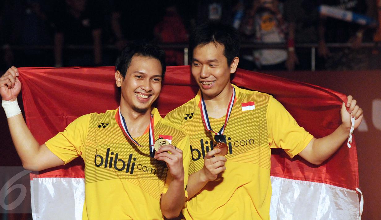 Ganda putra Indonesia, M Ahsan/Hendra Setiawan tersenyum usai menumbangkan Liu Xiaolong/QiuZihan (Tiongkok) di final Total BWF World Championships 2015, Jakarta, Minggu (16/8/2015). Ahsan/Hendra unggul 21-17, 21-14. (Liputan6.com/Helmi Fithriansyah)