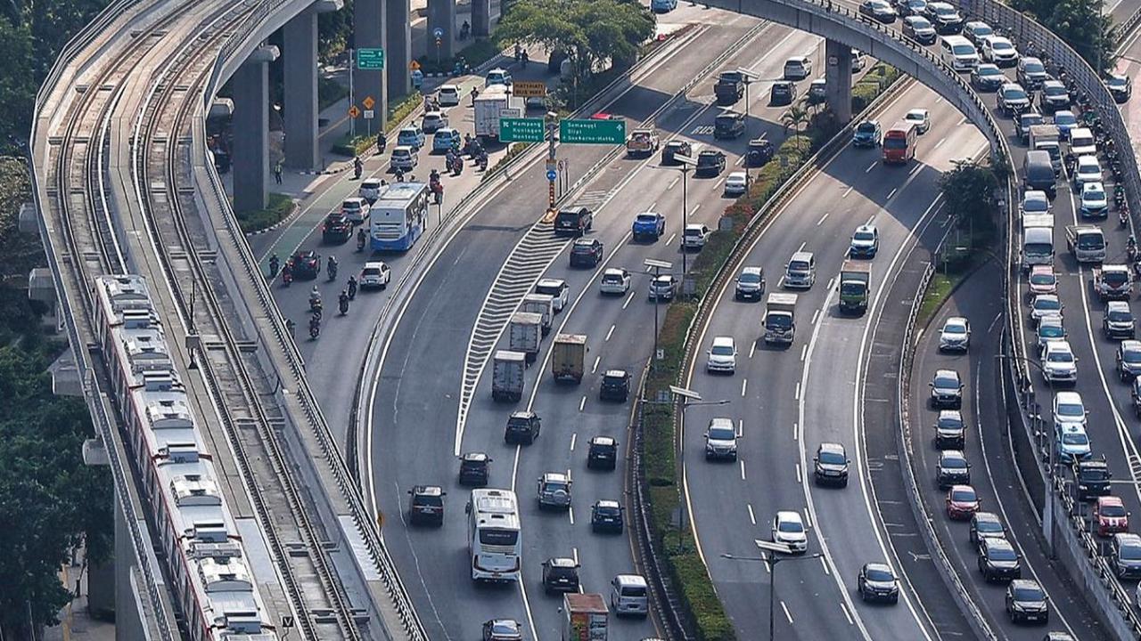 Jelang diresmikan pada Agustus 2023 ini, proyek LRT Jabodebek disebut memiliki beberapa catatan. Hal itu diungkap oleh Wakil Menteri BUMN Kartika Wirjoatmodjo.

Pria yang akrab disapa Tiko itu mencatat, ada proses pengerjaan longspan dari jalur LRT Jabo