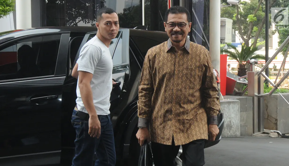 Menteri Dalam Negeri (Mendagri) Gamawan Fauzi (batik cokelat) tiba untuk menjalani pemeriksaan di Gedung KPK, Jakarta, Rabu (8/5/2019). Gamawan Fauzi diperiksa sebagai saksi kasus dugaan korupsi e-KTP dengan tersangka politikus Golkar Markus Nari. (merdeka.com/Dwi Narwoko)