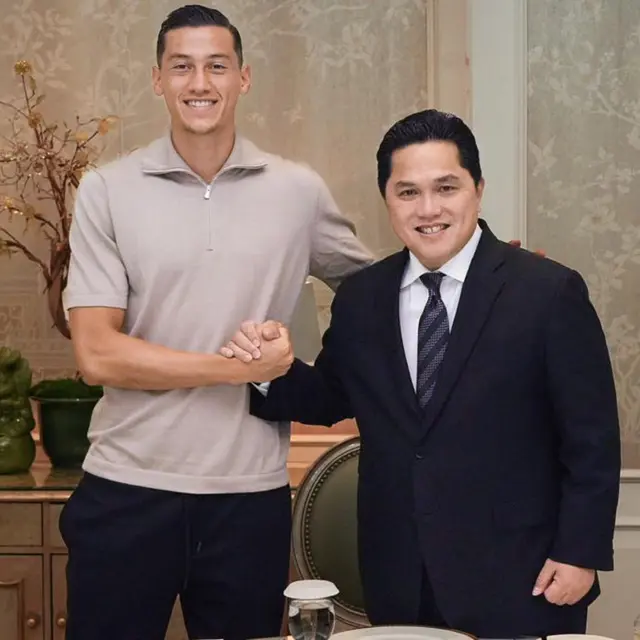 Ketua PSSI, Erick Thohir bersama bek Venezia, Jay Idzes.