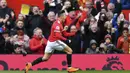 Pemain Manchester United, Alexis Sanchez merayakan golnya ke gawang Swansea City pada laga Premier League di Old Trafford, (31/3/2018).  Manchester United menang 2-0. (Anthony Devlin/PA via AP)