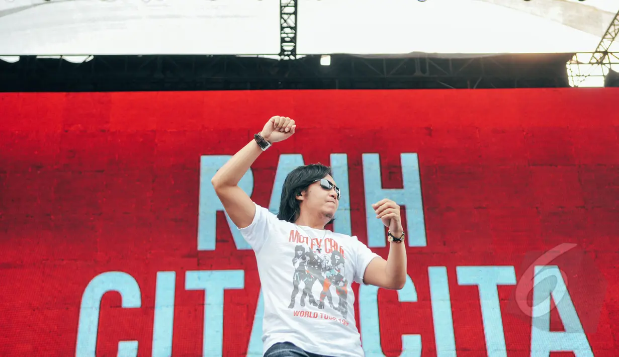 Ari Lasso saat meramaikan konser Drug Free Asia Afrika di Kawasan Monas, Jakarta, Minggu (19/4/2015). Konser dalam rangkaian KAA itu bertujuan sebagai kampanye pencegahan penyalahgunaan narkotika di kawasan Asia Afrika. (Liputan6.com/Faizal Fanani)