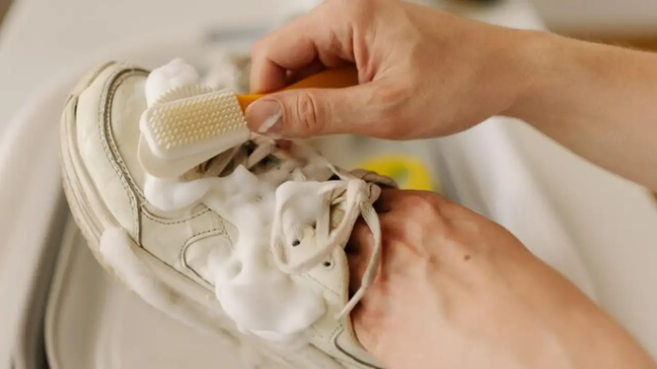 Sneakers Favorit Mulai Kusam? Ini Cara Merawatnya agar Tetap Kinclong