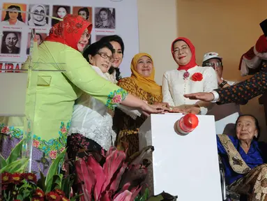 Menteri Sosial Khofifah Indar Parawansa menekan tombol meresmikan 1000 cap tangan wanita pejuang 45 di gedung Joang, Jakarta, Jumat (15/12). 1000 cap telapak tangan tersebut dipamerkan untuk mengenang para wanita pejuang 45. (Liputan6.com/Helmi Afandi)