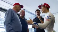 Marc Marquez (kanan) sedang bicara dengan legenda F1, Niki Lauda (AFP)