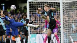 Striker Chelsea, Nicolas Jackson (kiri) berebut bola dengan bek Leicester City, Callum Doyle pada laga perempatfinal Piala FA 2023/2024 di Stamford Bridge, London, Minggu (17/3/2024). (AP Photo/Dave Shopland)