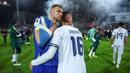 Pemain Bosnia dan Herzegovina, Edin Dzeko, berusaha menenangkan pemain Italia, Bryan Cristante, setelah laga final play-off kualifikasi Piala Dunia 2026 zona Eropa di Stadion Bilino Polje, Zenica, Rabu 1 April 2026 dini hari WIB. (AP Photo/Armin Durgut)