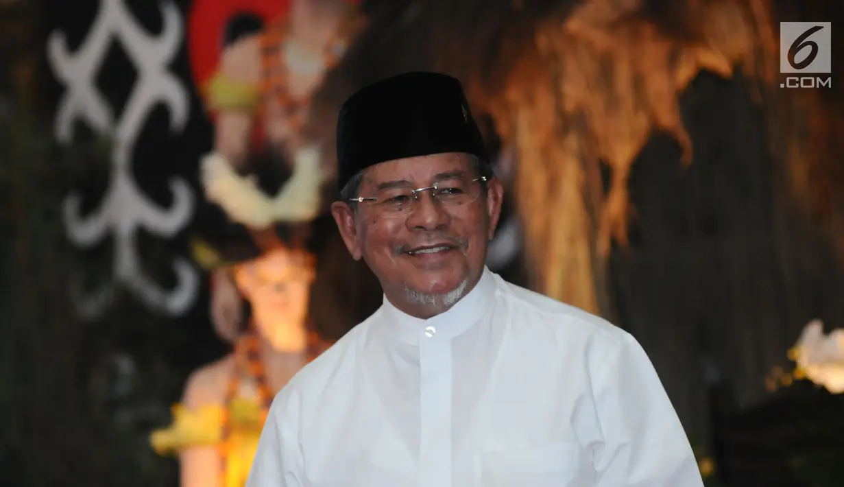 Abdul Ghani Kasuba saat diumumkan maju menjadi Balon Cagub/Cawagub dalam Pilkada Maluku Utara 2018 oleh Ketua PDIP, Megawati Sukarnoputri di Jakarta, Kamis (4/1). Abdul Ghani Kasuba dipasangkan dengan M Al Yasin Ali. (Liputan6.com/Helmi Fithriansyah)