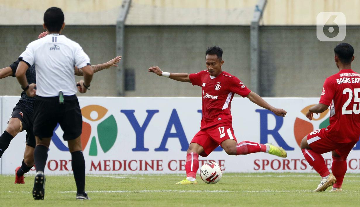 Pemain Persik Kediri Antoni Putro Nugroho (tengah) menedang bola ke gawang Madura United yang menghasilkan gol dalam pertandingan babak penyisihan Grup C Piala Menpora 2021 melawan Madura United di Stadion Si Jalak Harupat, Bandung, Sabtu (3/4/2021). (Bola.com/Ikhwan Yanuar)