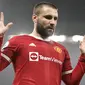 Meski rekor clean sheetnya tak bagus, Luke Shaw telah menjalankan tugas sebagai bek kiri MU dengan baik. Tak hanya sebagai pemain bertahan, ia juga sukses melesatkan tiga assist dalam 20 penampilannya di semua kompetisi musim ini. (AFP/Olis Scarff)