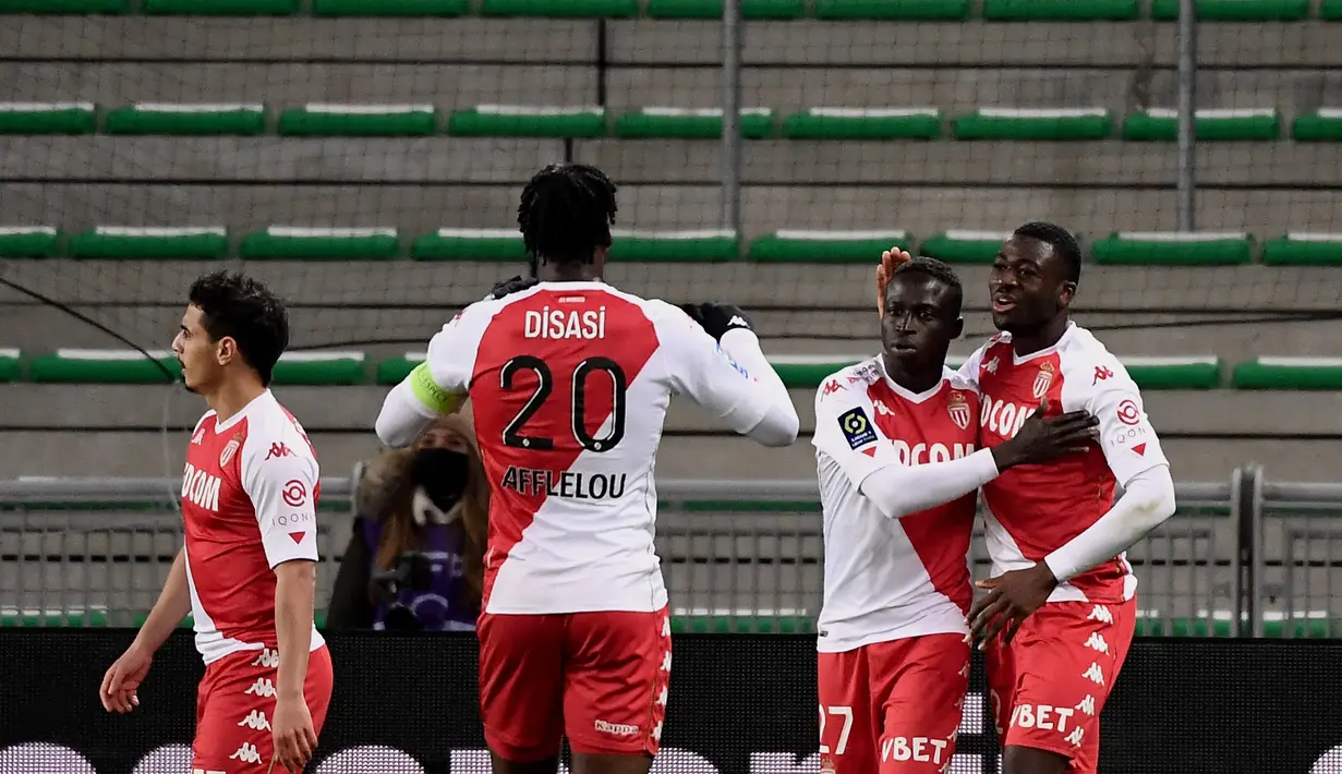 Gelandang AS Monaco, Krepin Diatta (kedua dari kanan) melakukan selebrasi usai mencetak gol keempat timnya ke gawang Saint-Etienne dalam laga lanjutan Liga Prancis 2020/2021 pekan ke-30 di Geoffroy Guichard Stadium, Jumat (19/3/2021). Monaco menang 4-0 atas Saint-Etienne. (AFP/Jeff Pachoud)