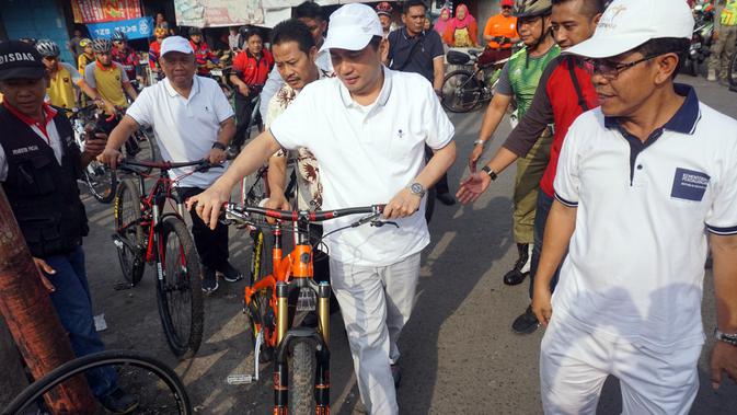 Menteri Perdagangan Agus Suparmanto naik sepeda untuk mengecek harga kebutuhan pokok di Pasar Rejosari Solo, Jumat (6/12).(Liputan6.com/Fajar Abrori)