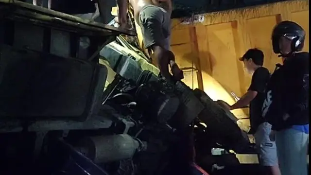 Proses evakuasi Kecelakaan beruntun 5 kendaraan di Sukabumi.