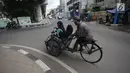 Tukang becak mengangkut penumpang saat melintas di Kolong Flyover Bandengan Utara, Jakarta, Kamis (25/1). Petugas melakukan pendataan becak diperuntukkan bagi becak-becak yang sudah lama beroperasi di Jakarta. (Liputan6.com/Arya Manggala)
