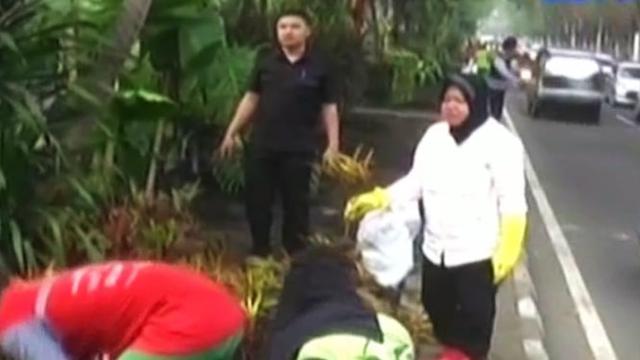 Walikota Risma Awasi Langsung Perbaikan Taman Bungkul News