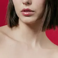 Close up bibir seorang perempuan dengan rambut pendek (Foto Dok: Freepik/freepik).
