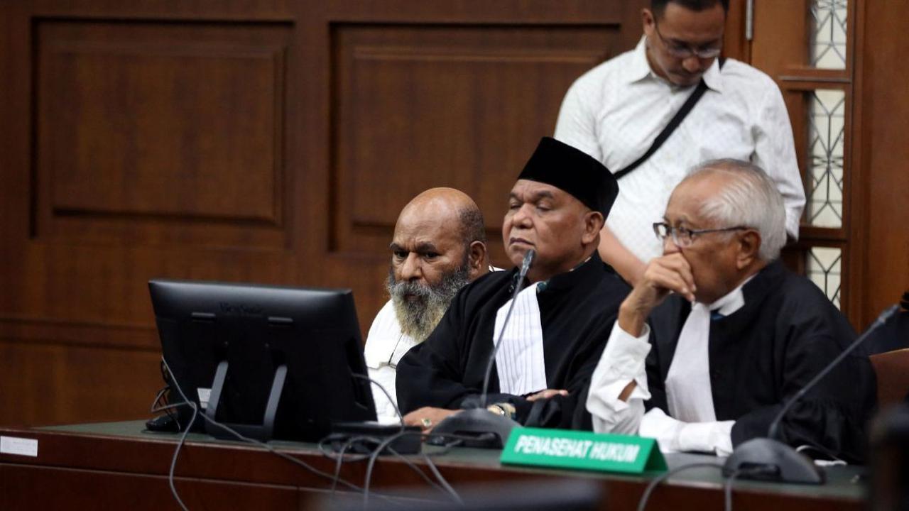 Lukas Enembe berkali-kali menyangkal pertanyaan jaksa tersebut dan bungkam. <br>