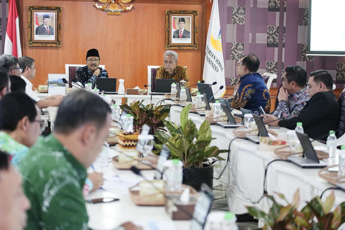 Menteri Sosial Saifullah Yusuf (Gus Ipul) dan Wamensos Agus Jabo Priyono saat Rapat Koordinasi dengan Himbara