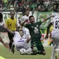 Pemain Persebaya Surabaya, Manu Jalilov, ditekel gelandang Arema, Hanif Abdurrauf Sjahbandi, dalam leg pertama final Piala Presiden 2019 di Stadion Gelora Bung Tomo, Selasa (9/4/2019). Persebaya dan Arema bermain imbang 2-2. (Bola.com/Yoppy Renato)