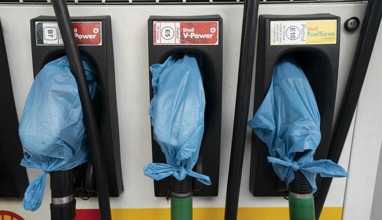 Pompa tertutup terlihat di sebuah pompa bensin di Manchester yang kehabisan bahan bakar setelah pecahnya panic buying, Senin (27/9/2021). Tentara mungkin dilibatkan untuk mengirimkan bensin ke stasiun-stasiun yang mengering, ketika krisis bahan bakar Inggris masih berlanjut. (AP Photo/Jon Super)