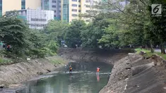 Petugas membersihkan sampah yang mengotori Kali Cideng, Jakarta, Minggu (23/7). Kurangnya kesadaran warga akan kebersihan membuat kali di Ibu Kota banyak dipenuhi sampah, terutama limbah rumah tangga. (Liputan6.com/Immanuel Antonius)