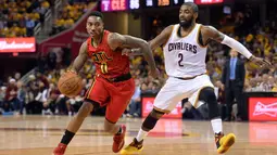 Atlanta Hawks guard, Jeff Teague (0) menggiring bola saat dihadang Cleveland Cavaliers guard, Kyrie Irving (2) pada partai kedua semifinal Wilayah Timur NBA, di Quicken Loans Arena, Kamis (5/5/2016) WIB.  (Reuters/Ken Blaze-USA TODAY Sports)