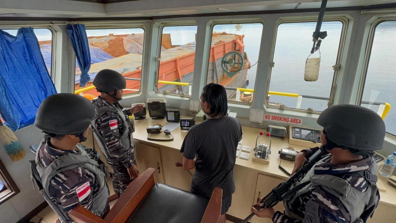 TNI AL Cegat Kapal Diduga Angkut Ore Nikel Ilegal di Perairan Sulteng, 10 Orang Dicokok