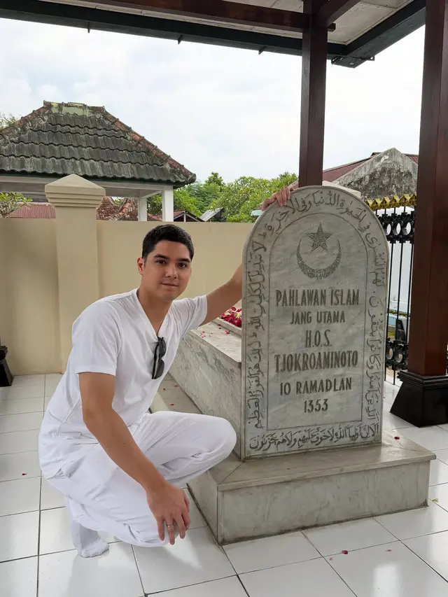 Al Ghazali Ziarah ke Makam HOS Tjokroaminoto