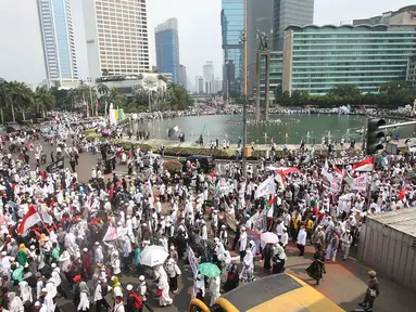 Massa Aksi solidaritas Rohingya mulai memadati kawasan Bundaran HI, Jakarta, Rabu (6/9). Sambil membawa spanduk bertuliskan Save Rohingya, massa berteriak untuk mengusir Myanmar dari Indonesia. (Liputan6.com/Immanuel Antonius)