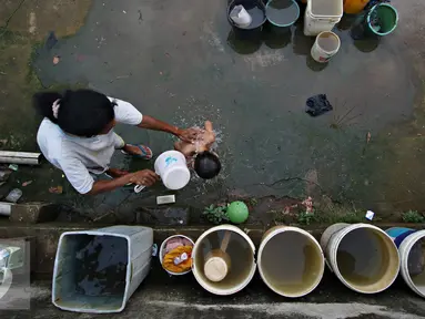 Seorang anak saat mandi di dekat sungai di kawasan Latuharhari, Jakarta Pusat, Selasa (1/12). PAM Jaya menyatakan pasokan air baku yang ada di Jakarta masih belum memungkinkan untuk diolah menjadi sumber air baku utama. (Liputan6.com/Immanuel Antonius)