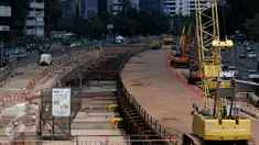 Suasana pembangunan proyek pengerjaan MRT di Jalan Sudirman-Thamrin, Jakarta, Rabu (22/7/2015). Pembangunan proyek masih berhenti sementara hingga sepekan setelah Lebaran. (Liputan6.com/Johan Tallo)