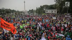 Ratusan massa dari Aliansi Nelayan Indonesia menggelar unjuk rasa di depan Istana Merdeka, Jakarta, Selasa (11/7). Nelayan mendesak Presiden Jokowi untuk membatalkan seluruh peraturan yang dibuat Menteri Susi Pudjiastuti. (Liputan6.com/Faizal Fanani)