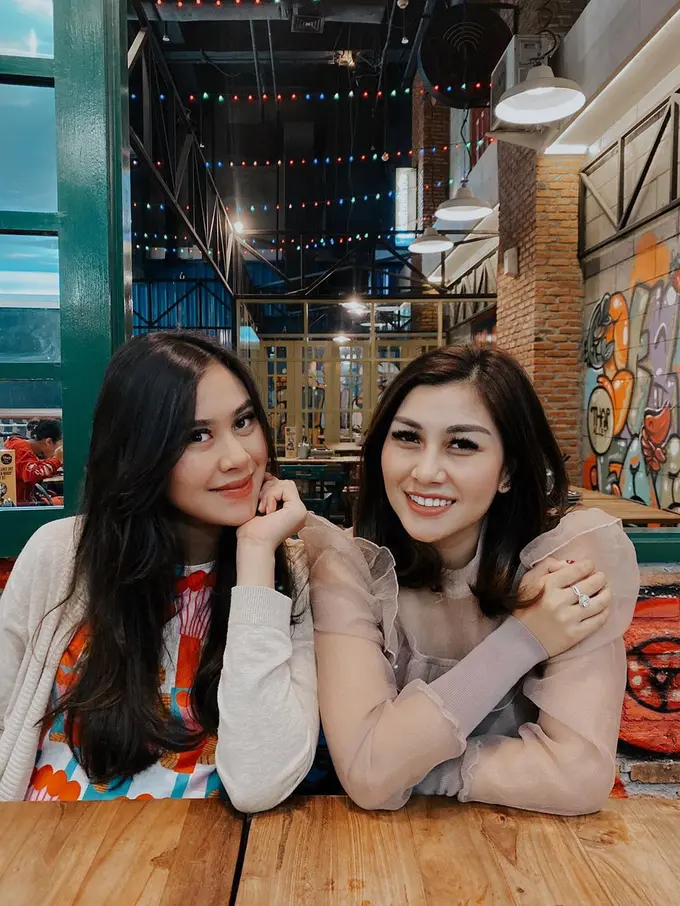 7 Potret Kompak Nisya Ahmad dan Syahnaz, Sibling Goals Banget